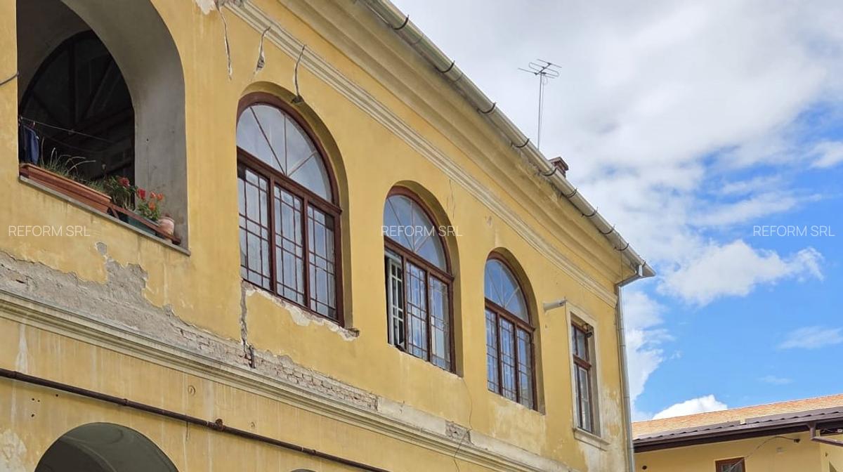 Cât plătești pentru un apartament într-un palat din centrul Clujului? Arhitectul clădirii a lucrat și la Castelul Bánffy