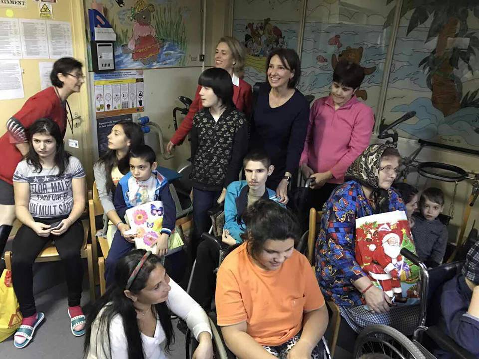 Carmen Iohannis le-a dus cadouri bolnavilor de la Spitalul de Pediatrie