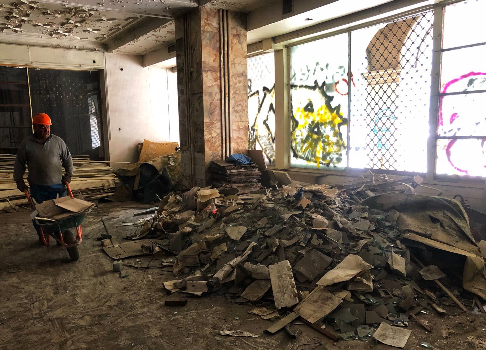 Blocul Rosenthal de pe Calea Victoriei intră în reparații. Fostul sediu al Băncii de Comerț Exterior, lăsat în paragină în ultimii 20 de ani / FOTO