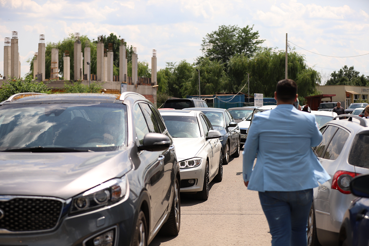 REPORTAJ Alegeri 2024 | Poliție, jandarmi și o bunică speriată de propria nepoată la Belciugatele: „M-a făcut în tot felul că am urcat în mașina primarului!”