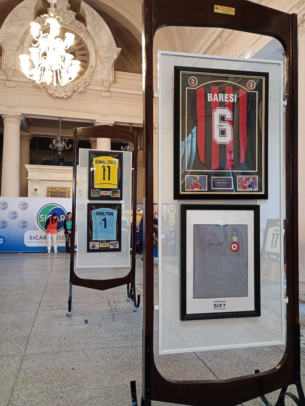 Raiul tricourilor cu autograf, de la Cristiano și Messi, la Ronaldo, Maradona sau Pele: „Expoziție cu piese-unicat, la Ploiești”