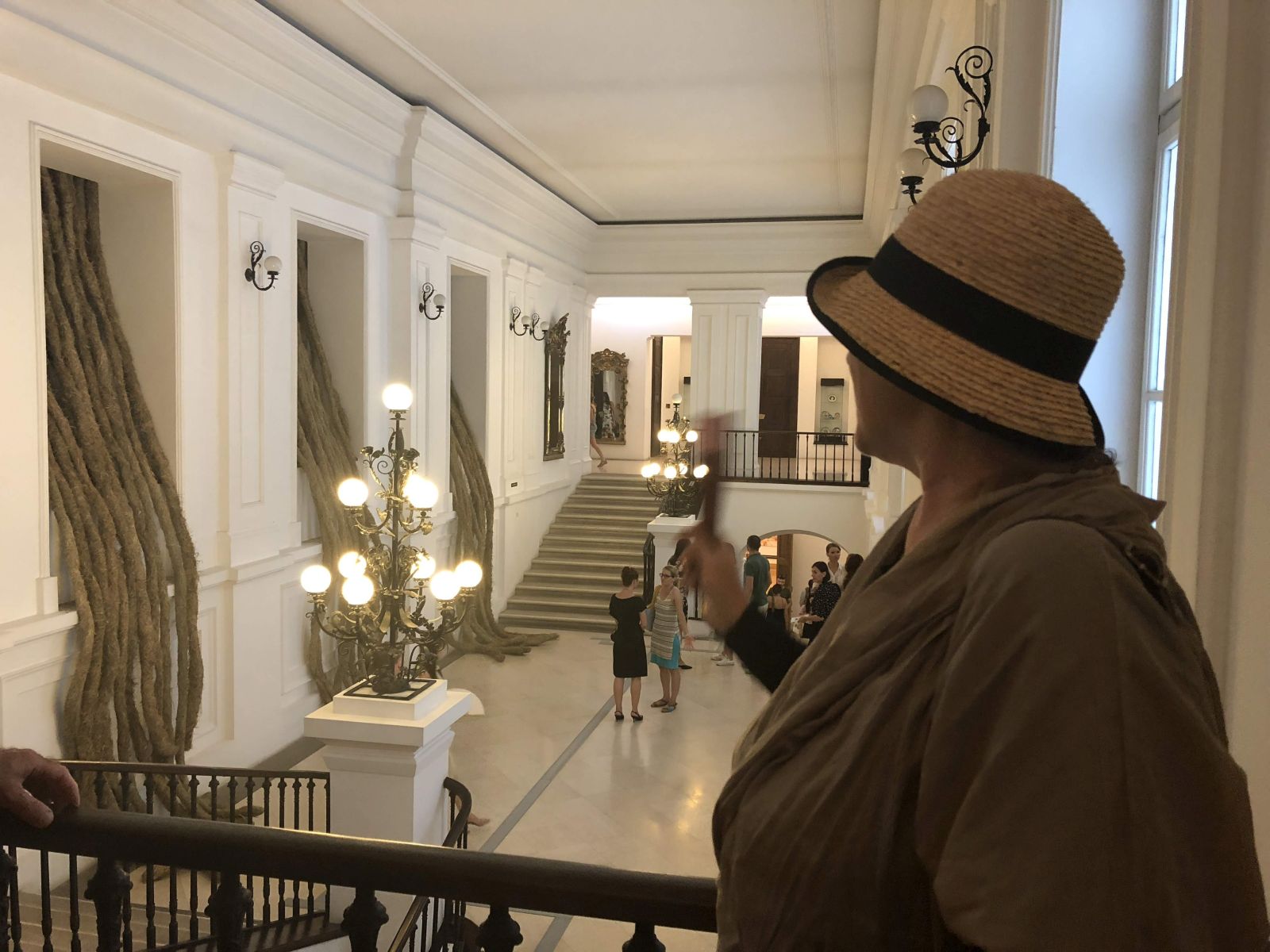 REPORTAJ: Arta din fân! Un deal întreg din Bucovina "a invadat" Muzeul de Artă din Timișoara: "Am vrut ca vegetalul să inunde spațiul nostru cotidian"