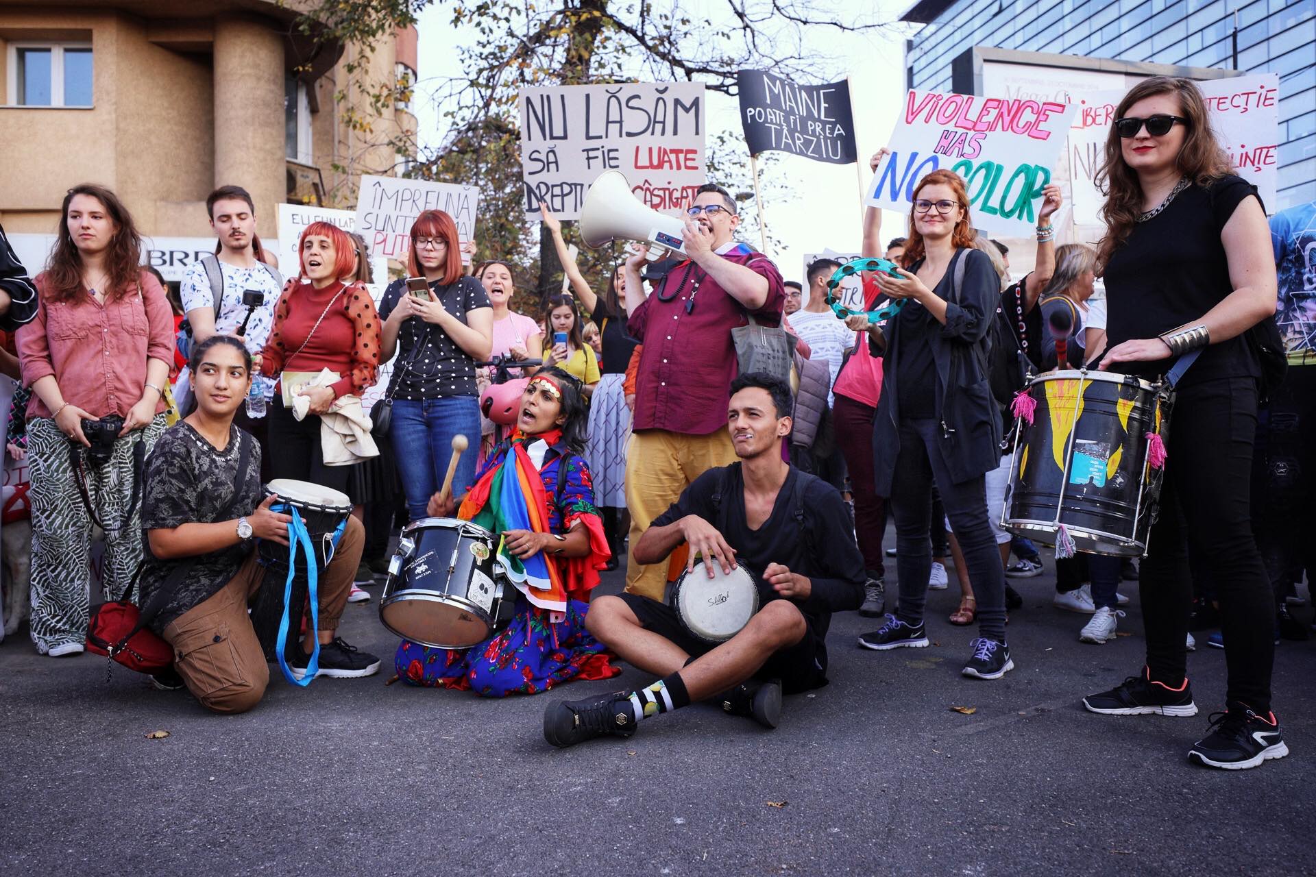 Sute de persoane au luat parte la marșul de solidaritate cu femeile care sunt victime ale violenţei