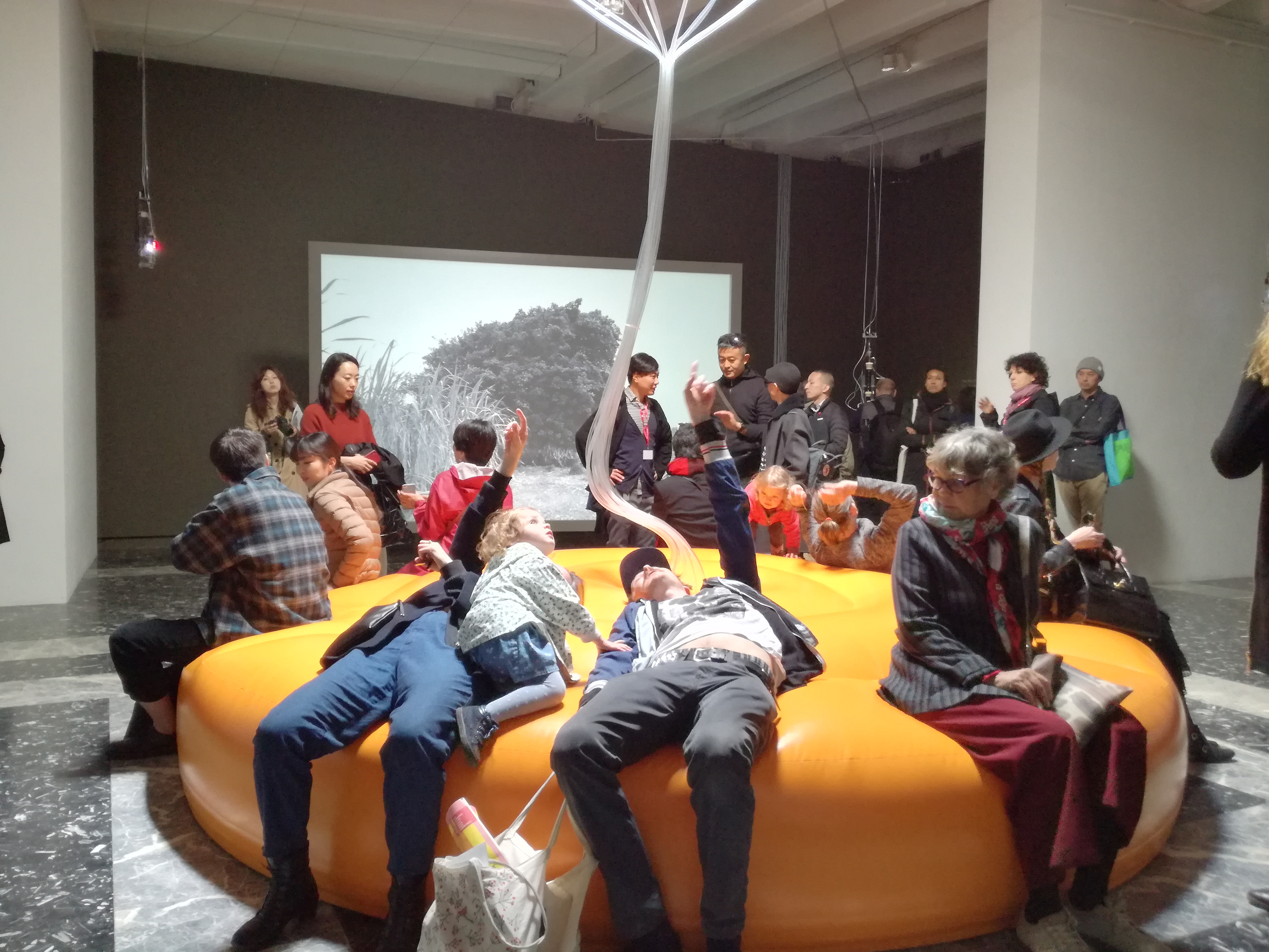 FOTO | Corespondență Libertatea de la Bienala de Artă de la Veneția 2019: de la epava unui vas pe care au murit 1.000 de imigranți până la performance-ul de pe o plajă artificială, cu care Lituania a câștigat Leul de Aur