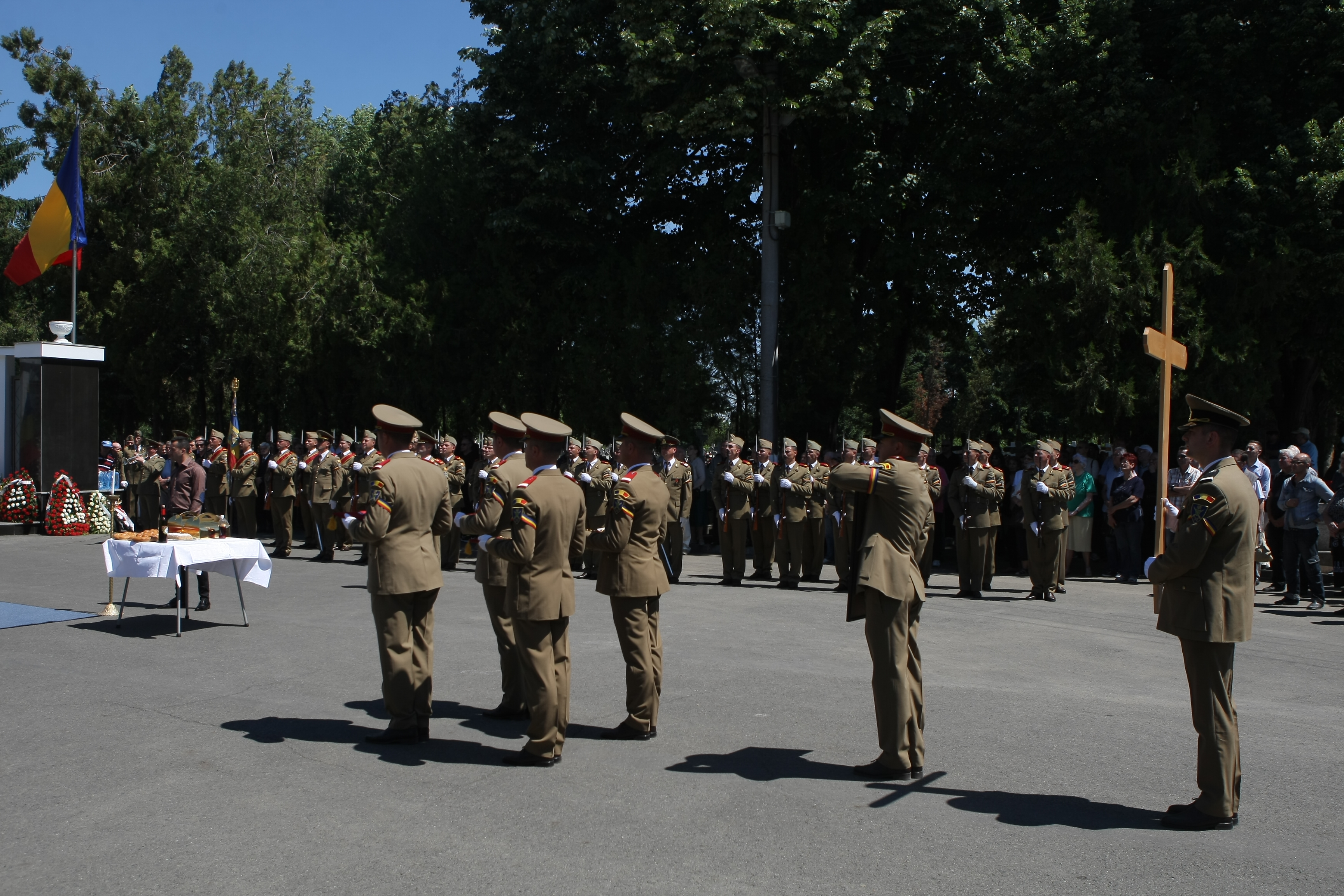 GALERIE FOTO&VIDEO/ Cristian Țopescu, înmormântat cu onoruri militare, la Cimitirul Ghencea Militar din București
