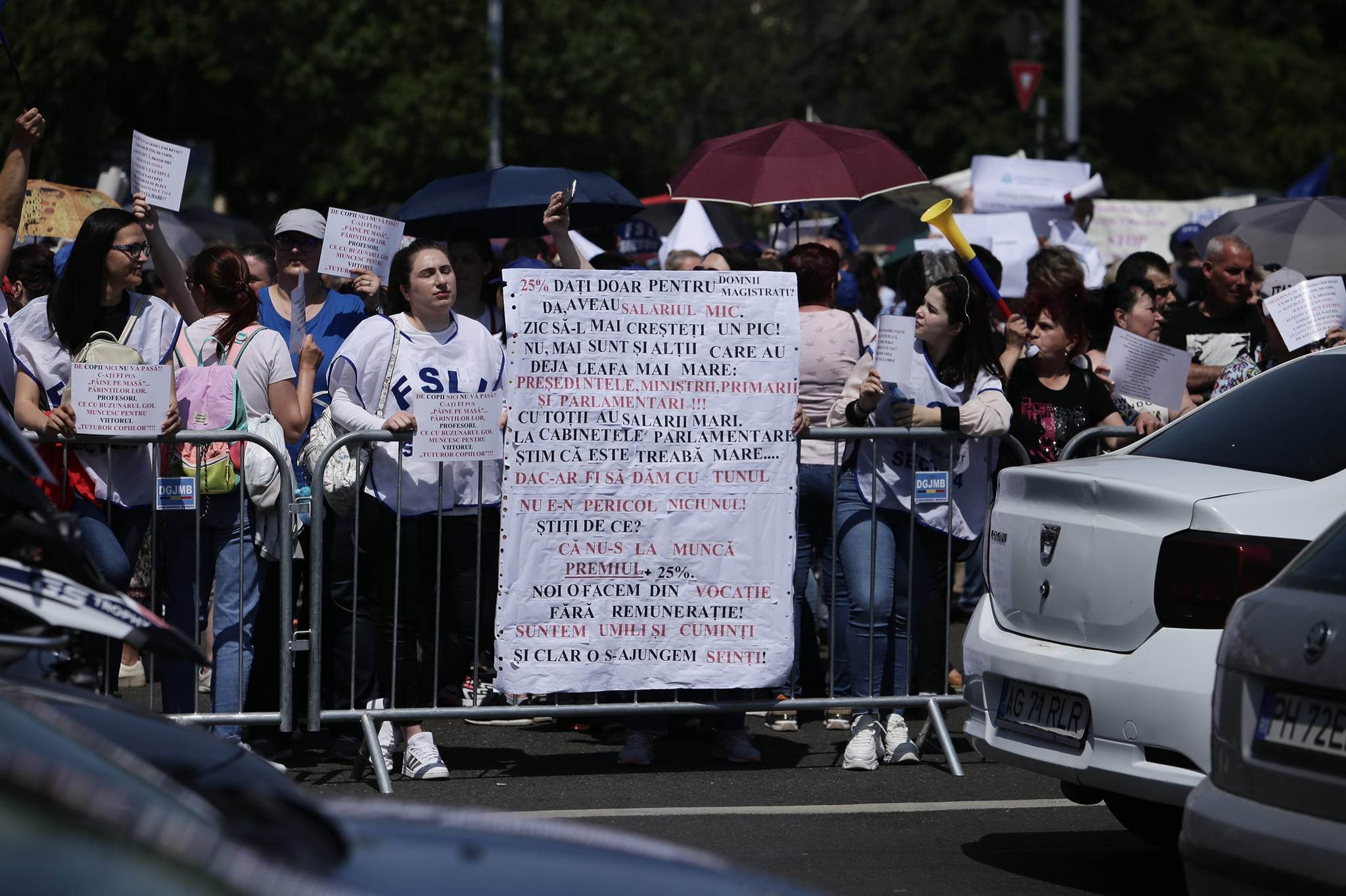 „Nu se poate România educată, cu salarii de altădată”. Mii de cadre didactice au protestat în stradă, în a patra zi de grevă