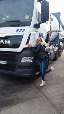 Sexy şoferiţă de TIR din Botoșani și-a scurtat concendiul de dorul iubitului GALERIE FOTO