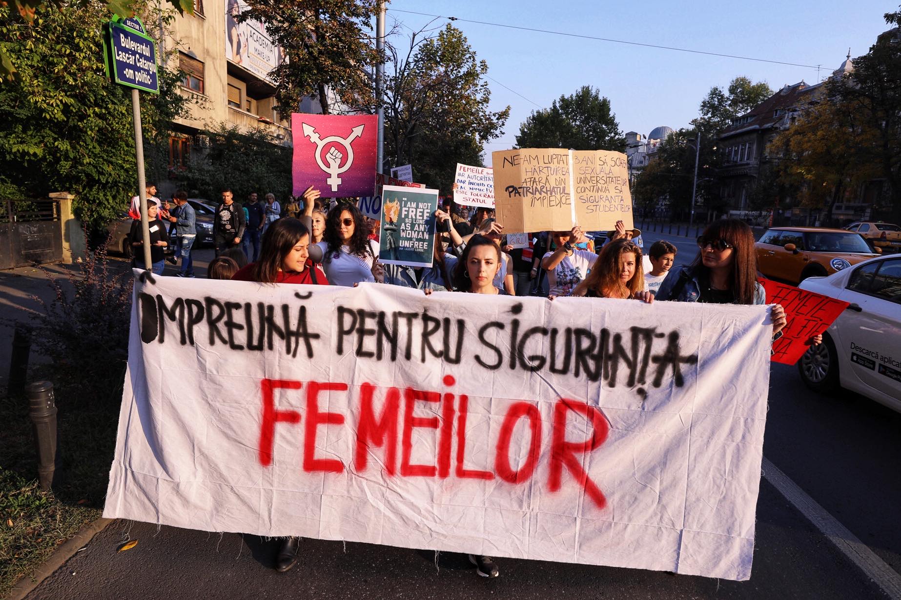 Sute de persoane au luat parte la marșul de solidaritate cu femeile care sunt victime ale violenţei