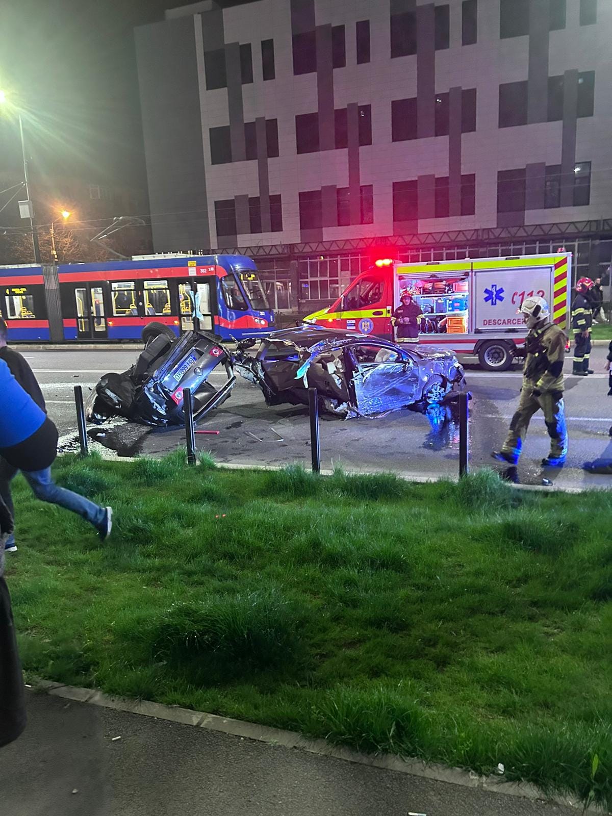 Șofer de 19 ani, filmat când coboară nevătămat dintr-o mașină ruptă în două, pe un bulevard din Oradea | VIDEO