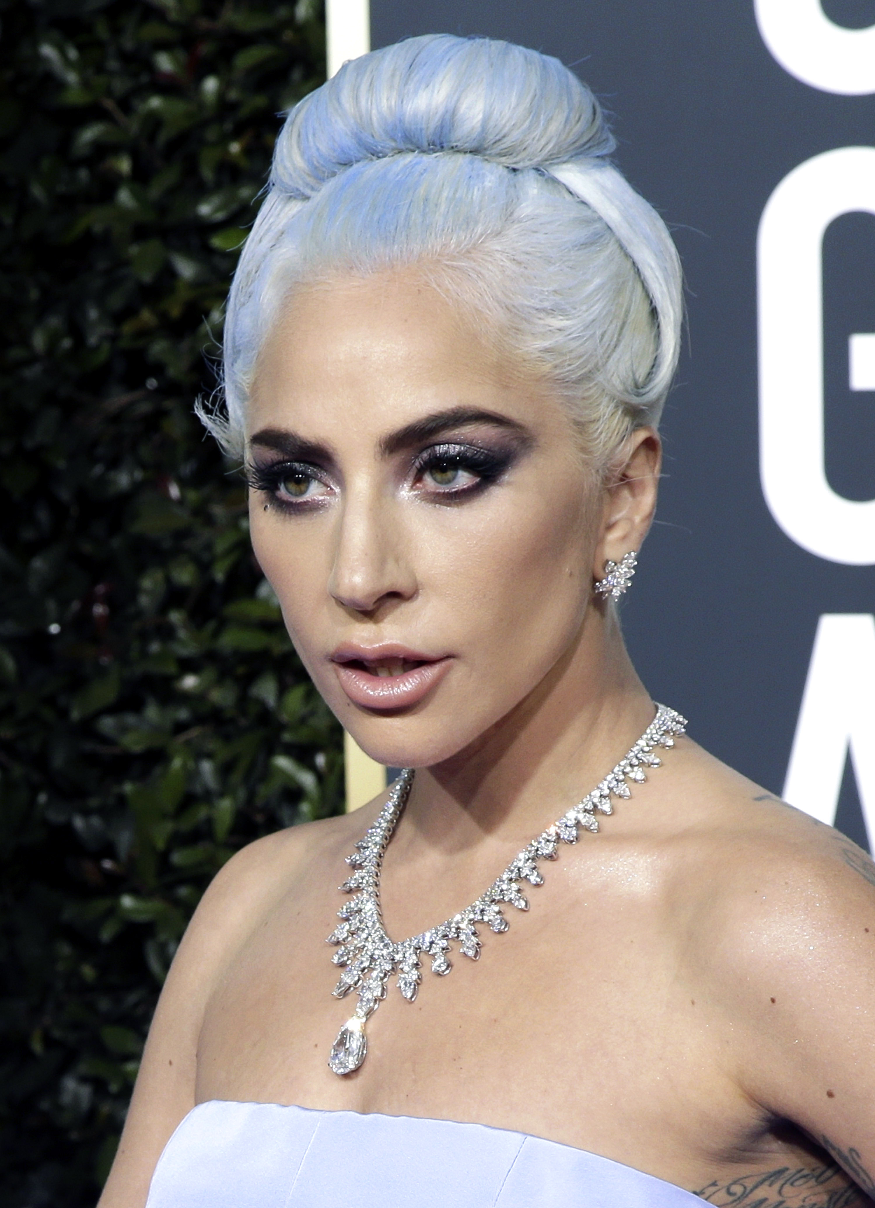 FOTO | Cât au costat bijuteriile pe care le-a purtat Lady Gaga la decernarea Globurilor de Aur