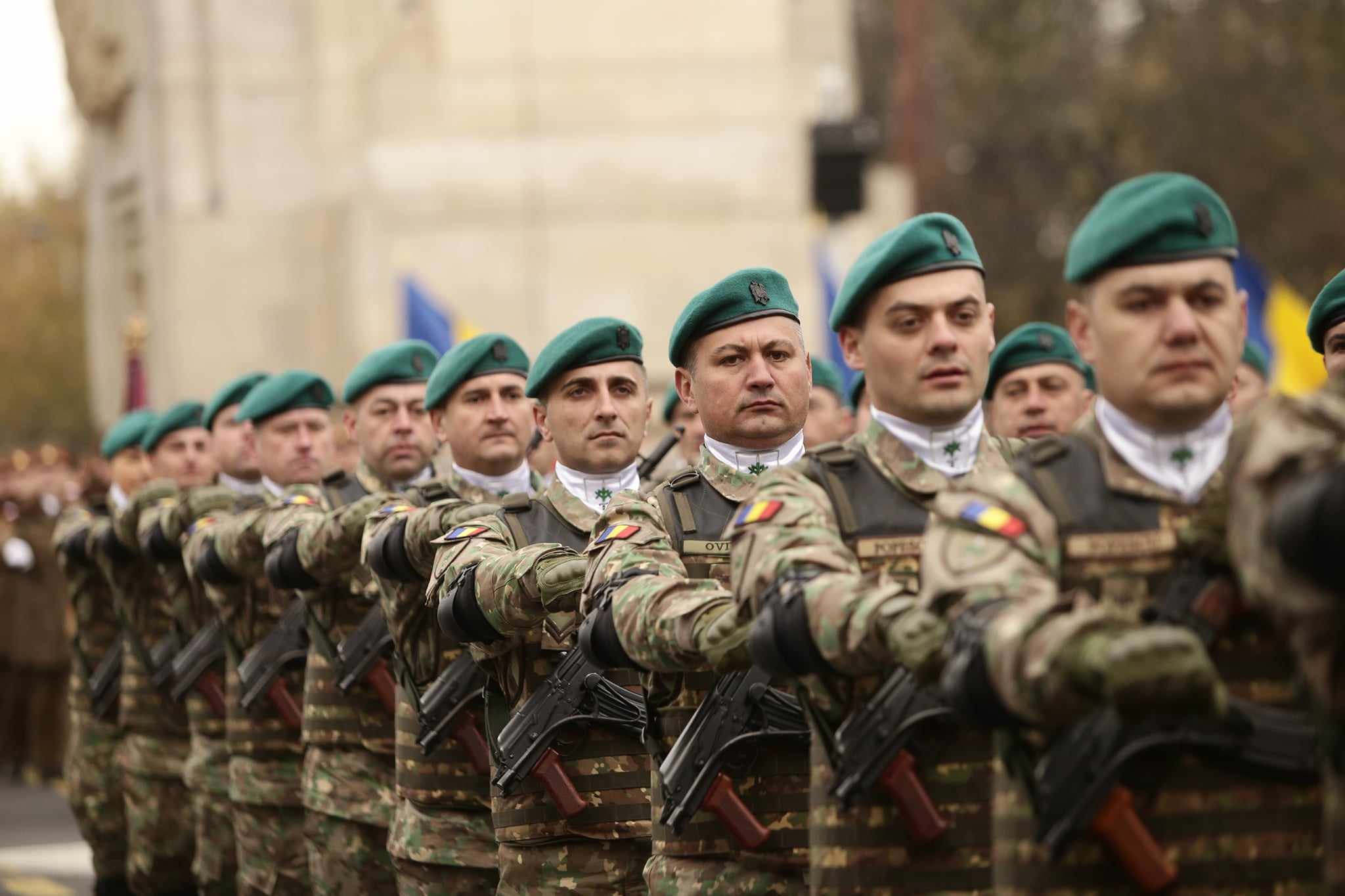 Parada de 1 decembrie 2023 din București. Peste 2.400 de militari, avioane F-16 și Eurofighter au defilat în fața a circa 100.000 de persoane