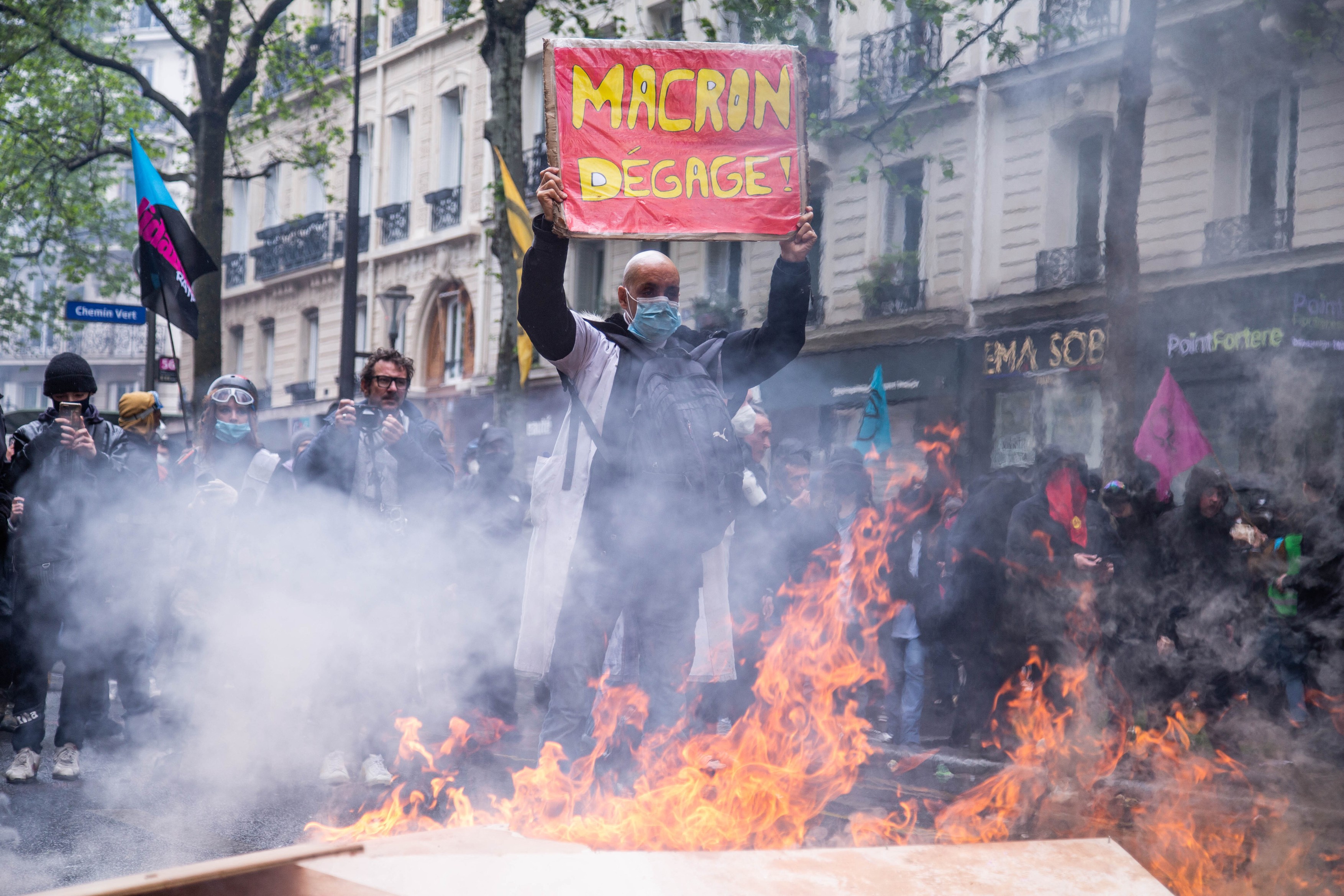 Proteste violente în Franța: 108 polițiști și jandarmi au fost răniți, aproape 300 de manifestanți, arestați