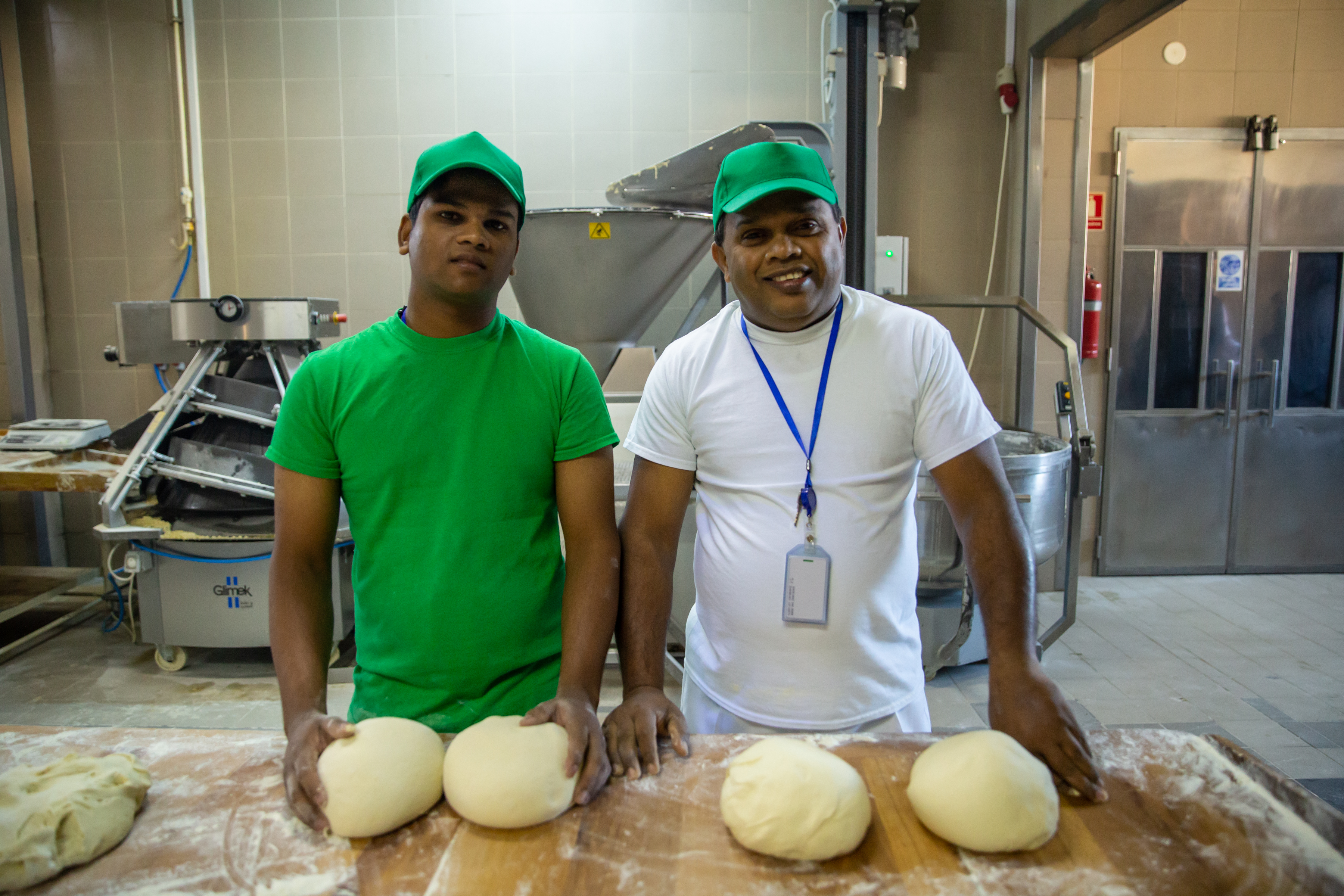 Am vorbit cu Piumal și Mahinda, muncitorii din Sri Lanka angajați la brutăria din Ditrău. Unul a plâns când a aflat că localnicii vor să-i alunge: „A fost o neînțelegere, romanian people good”
