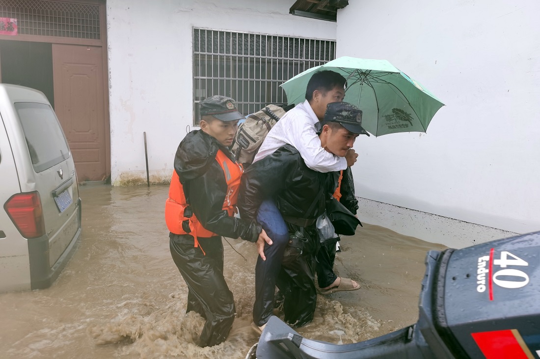 Dezastru în China, din cauza inundațiilor și alunecărilor de teren. Cel puţin 14 morți și dispăruți
