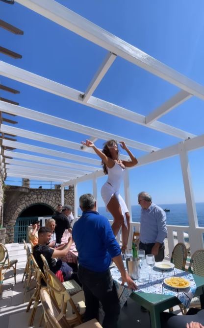Mădălina Ghenea explică imaginile apărute cu ea în timp ce dansează pe masă: „Unii oameni trebuie să se calmeze puțin”
