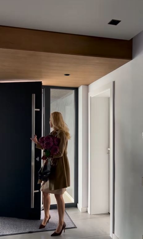 Imagini din casa în care Mihai Petre și Elwira s-au mutat. Detaliul din living care a atras atenția
