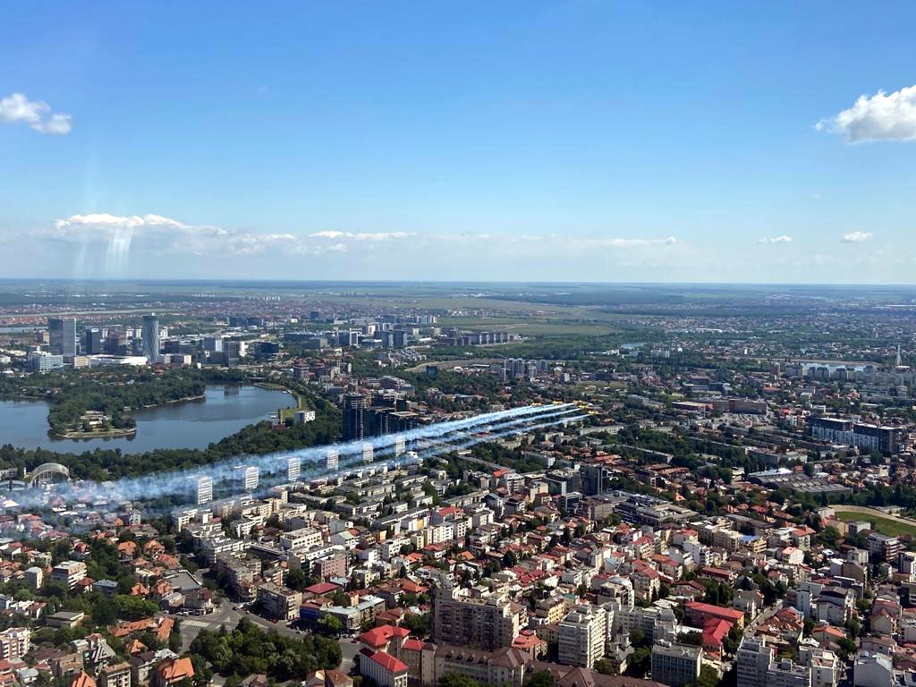 Piloţii de acrobație au survolat principalele spitale din Bucureşti, în semn de respect față de cadrele medicale. Imagini aeriene spectaculoase