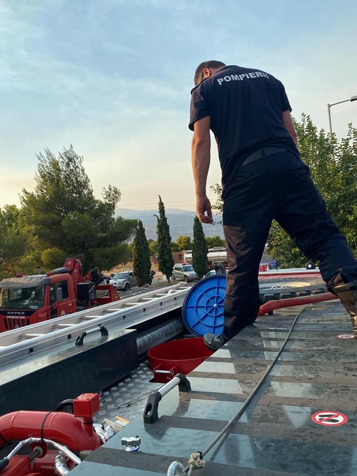 Pompierii români trimiși în Grecia intervin pe insula Evia, care arde ca o torță uriașă de câteva zile
