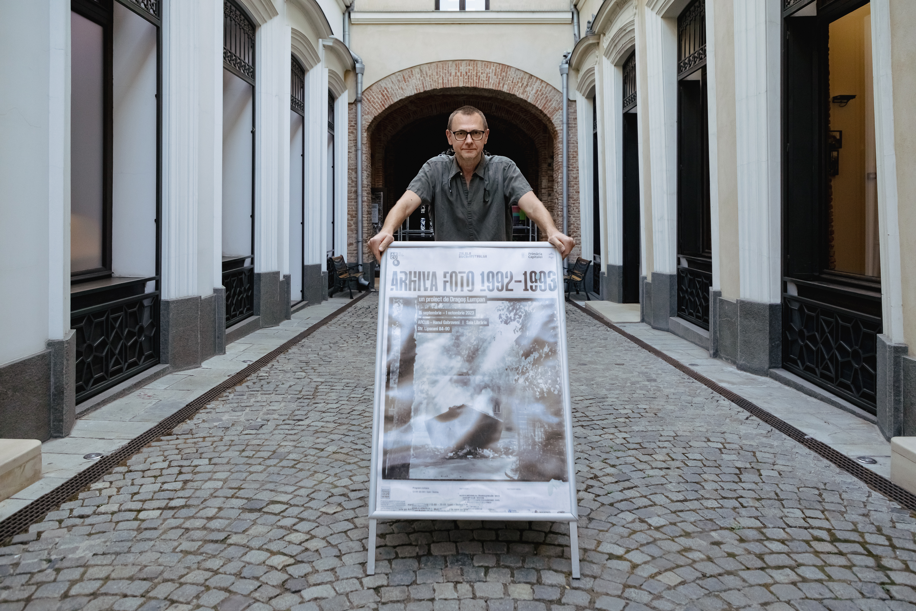 INTERVIU. De la transhumanță la oile care sunt duse la munte cu mașina. Un fotograf român a urmărit timp de 15 ani ciobanii din șase țări: „Mersul pe jos nu ajută doar omul, ci și oaia”