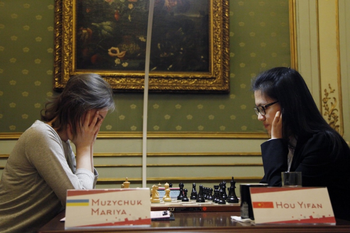 Frumoasa favorită a lui Mircea Lucescu a pierdut titlul mondial la șah. Noua regină e o chinezoiacă, cea mai tânără campioană ever! Modelul asiaticei e ”ciudatul geniu Bobby Fischer”. Se antrenează și câte 8 ore pe zi. La trei ani, Hou Yifan își bătea și bunica, și tatăl. A doborât o groază de recorduri/ FOTO&VIDEO