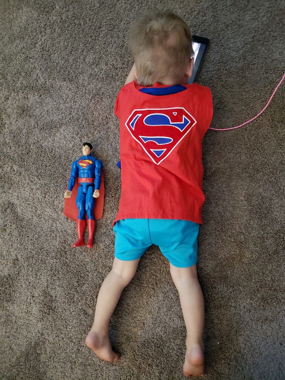 Povestea băieţelului care la naştere era cât o figurină Superman. Medicii nu i-au dat șanse de supraviețuire