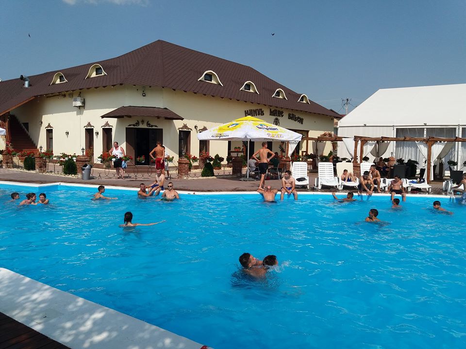 Petreceri PSD-PNL ținute într-o clădire istorică din 1680, transformată în salon de nunți cu cort imens, luminițe și piscină!