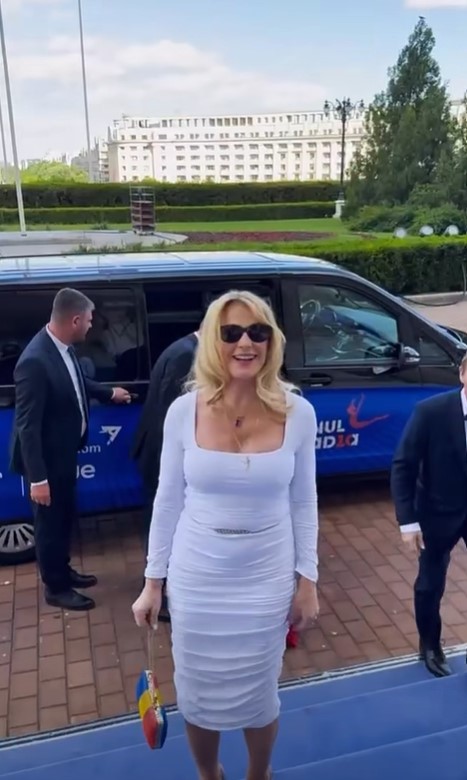 Cum a apărut Nadia Comăneci la evenimentul organizat în onoarea sa. A fost singura îmbrăcată în alb și a avut o geantă cu steagul României