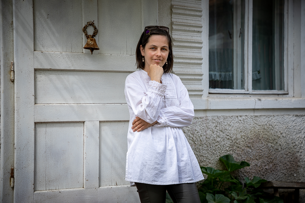 Lovită de o boală rară, o violonistă de 36 de ani din Covasna a uitat aproape totul, mai puțin muzica. “A uitat să plângă. Când o doare ceva, i se umplu ochii de lacrimi, dar râde”