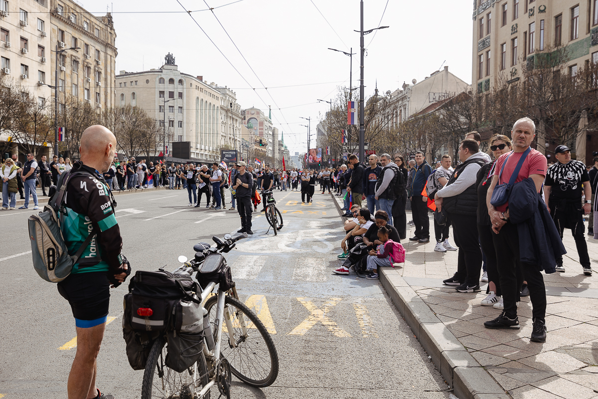 Drapelul României flutură în mijlocul protestului uriaș de la Belgrad: „Ne-am inspirat de la voi!”