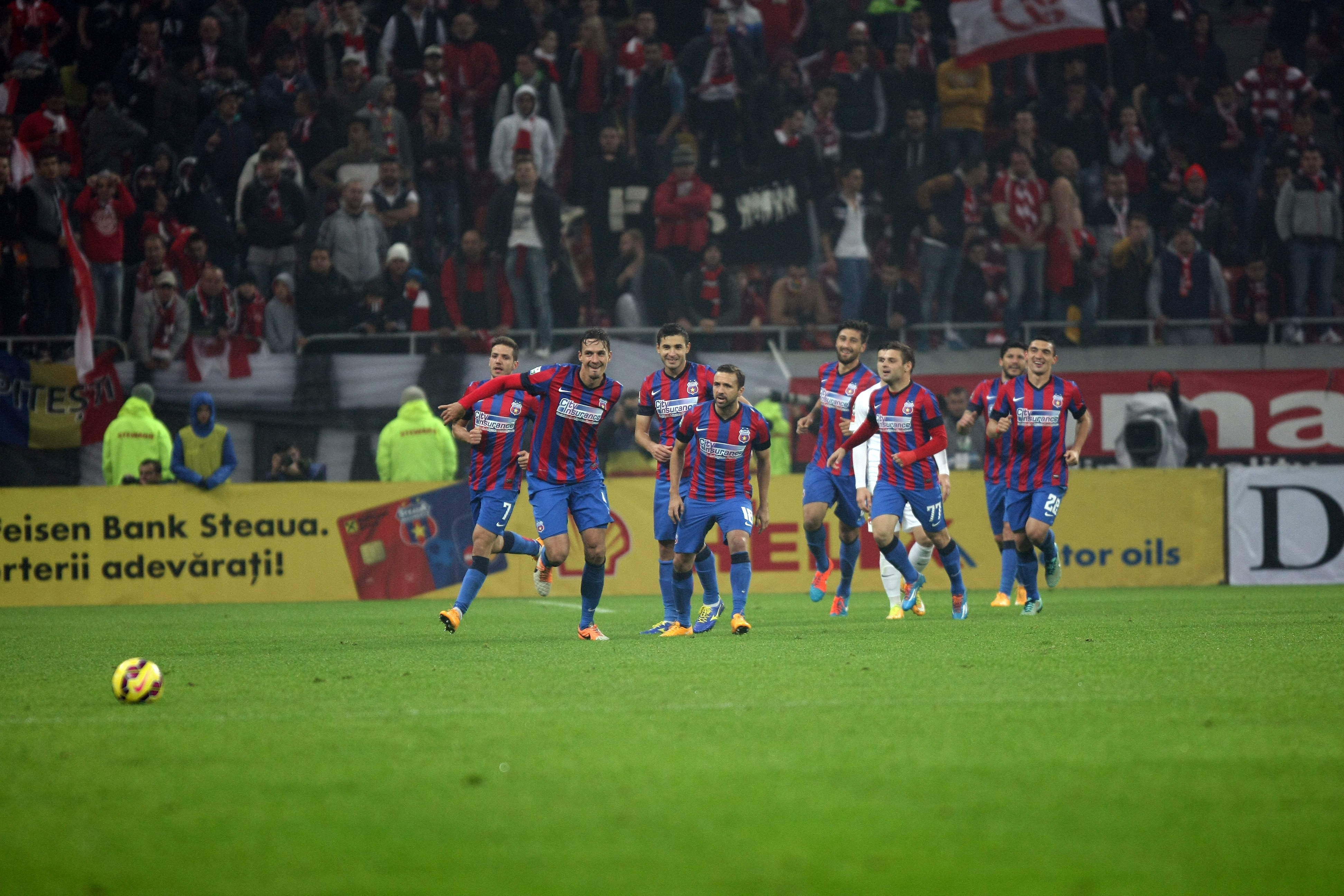 GALERIE FOTO&VIDEO/ DERBY-UL ROMÂNIEI, STEAUA - DINAMO 3-0. ^ Echipa din Ghencea i-a speriat pe ”câini” de Halloween! Szukala, Papp și Keșeru au înscris pentru roș-albaștri. Arlauskis și Bărboianu, loviți de petardele aruncate de suporteri. Băiatul lui Florentin Petre a debutat la Dinamo