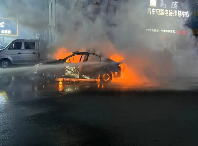 Momentul în care șoferul sare dintr-o mașină cuprinsă de flăcări, în China, și scapă teafăr | VIDEO