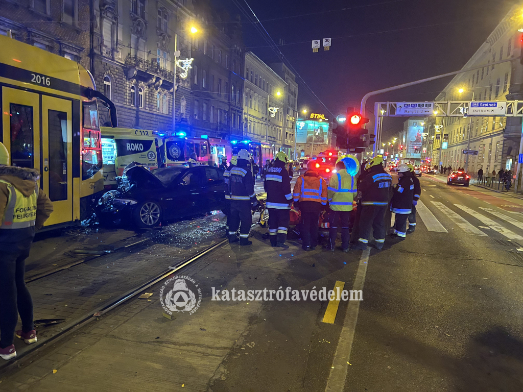 Autó és villamos ütköztek Ferencvárosban