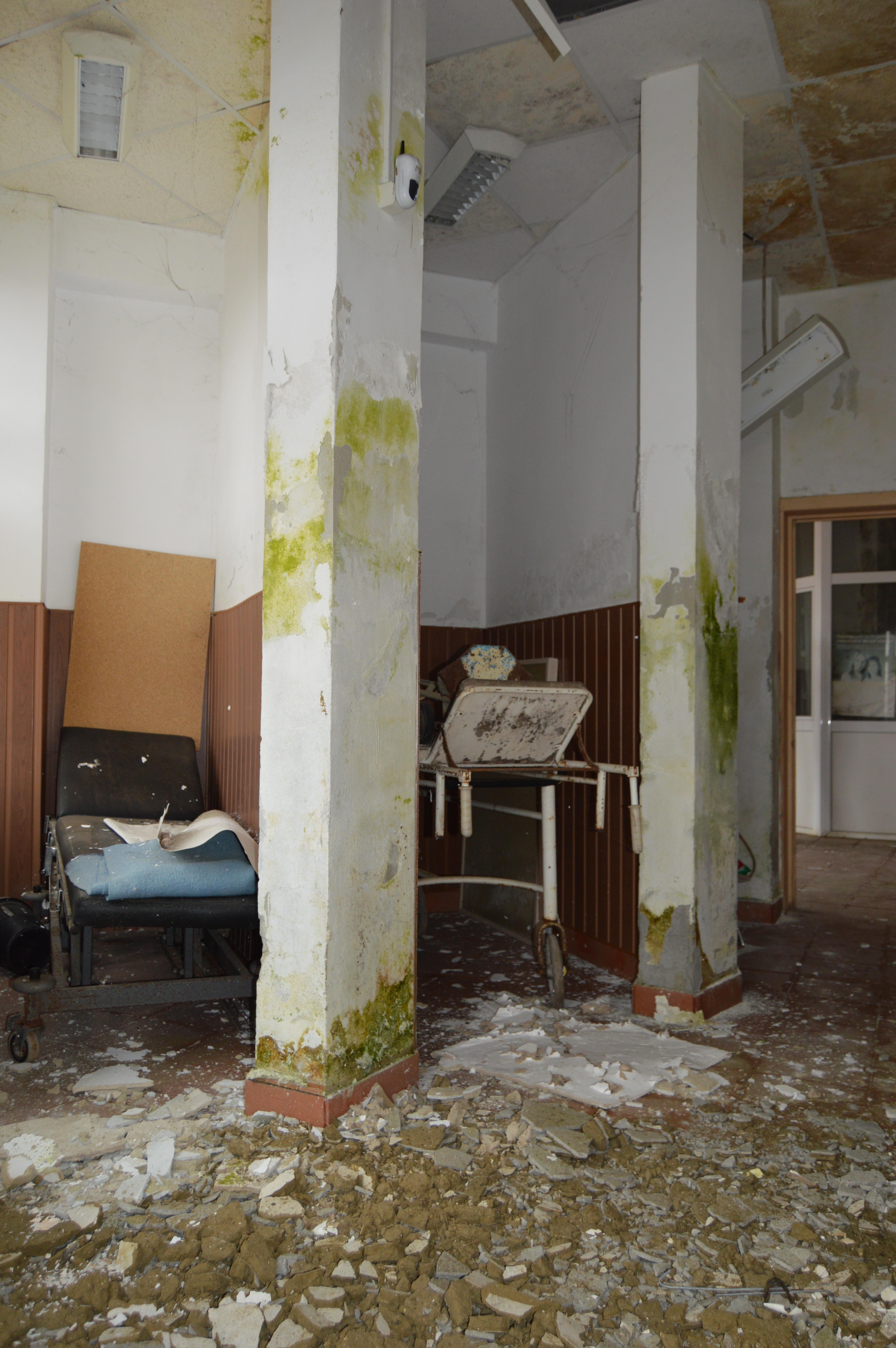 FOTOREPORTAJ/ Bombă biologică în spitalul din Negrești, închis de Guvernul Boc: pereți, instrumentar și paturi mucegăite