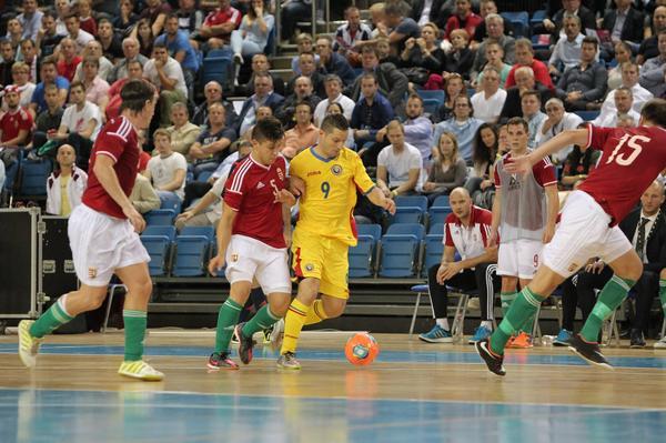 Calificare furată cu cronometrul. Selecționata de futsal a României a ratat prezența la Euro 2015 în ultima secundă. ^Oficial, ultima fază a ungurilor a durat 3 secunde. Cronometrajul efectuat de Sportnews arată că acțiunea a ținut peste 4 secunde! / VIDEO