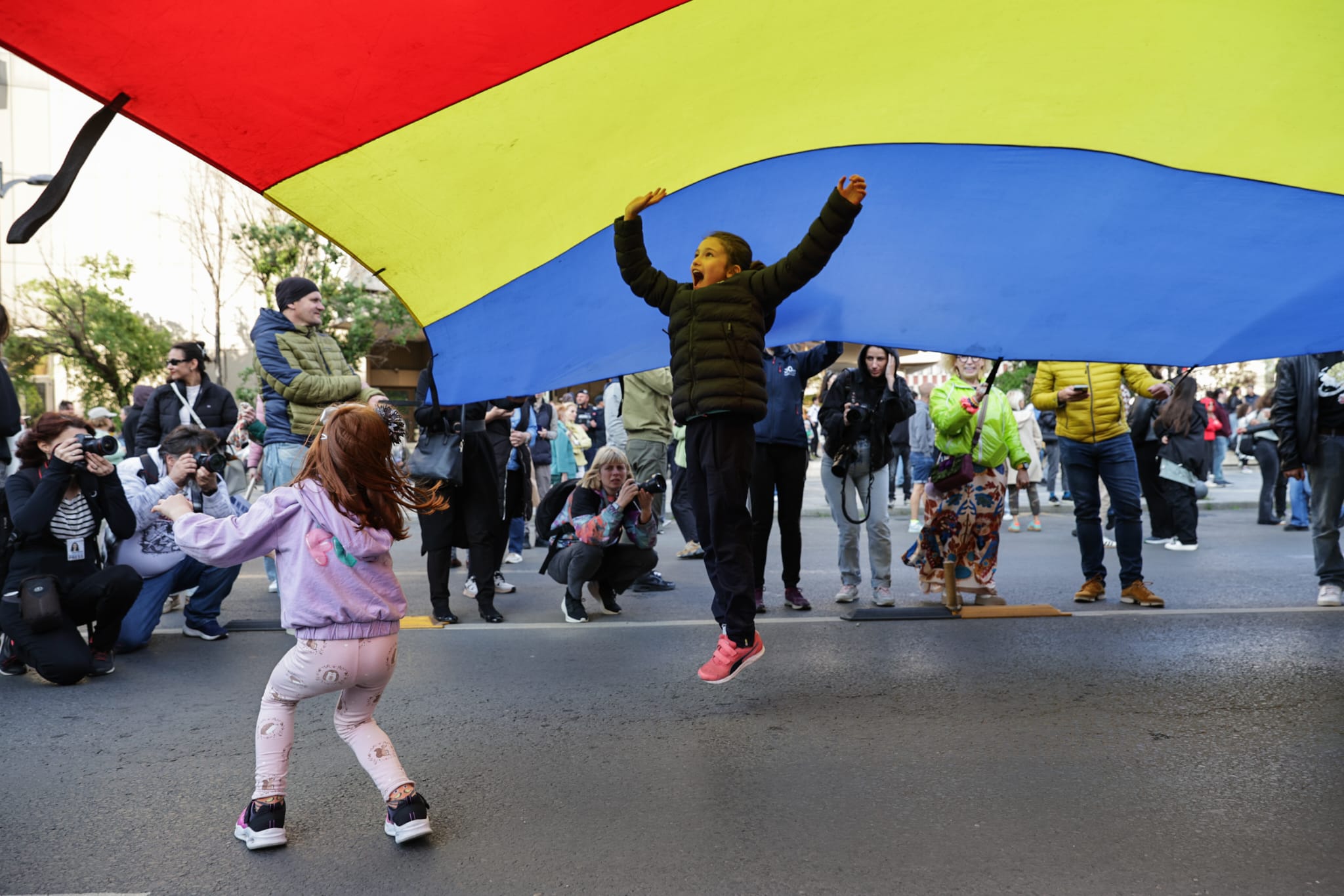 Miting pro Europa în București de Ziua Europei pentru susținerea apartenenţei la UE. Lumea a cântat „Imnul golanilor” și „Insieme”. Câți oameni au fost