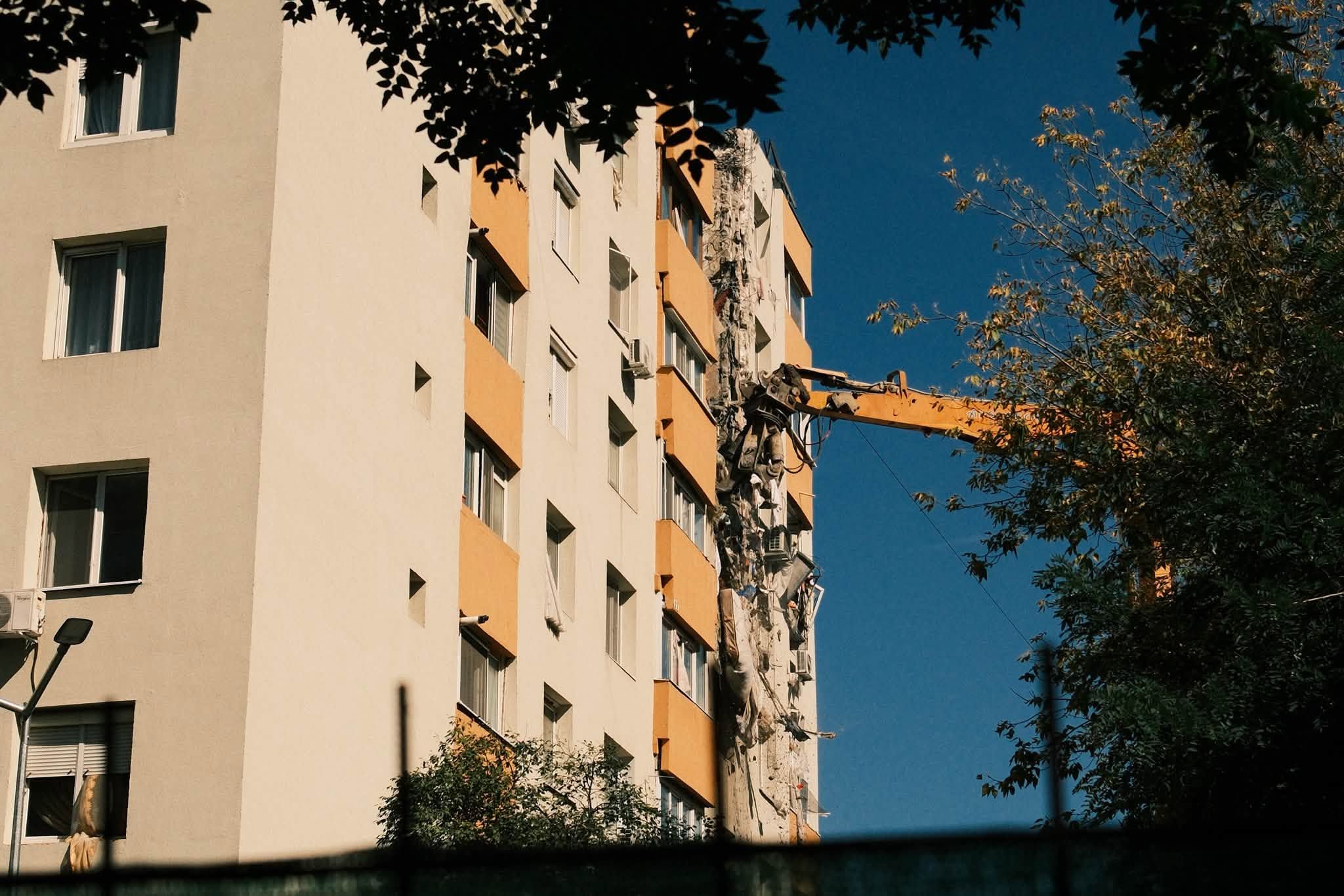 A început demolarea blocului din Rahova care a explodat anul trecut