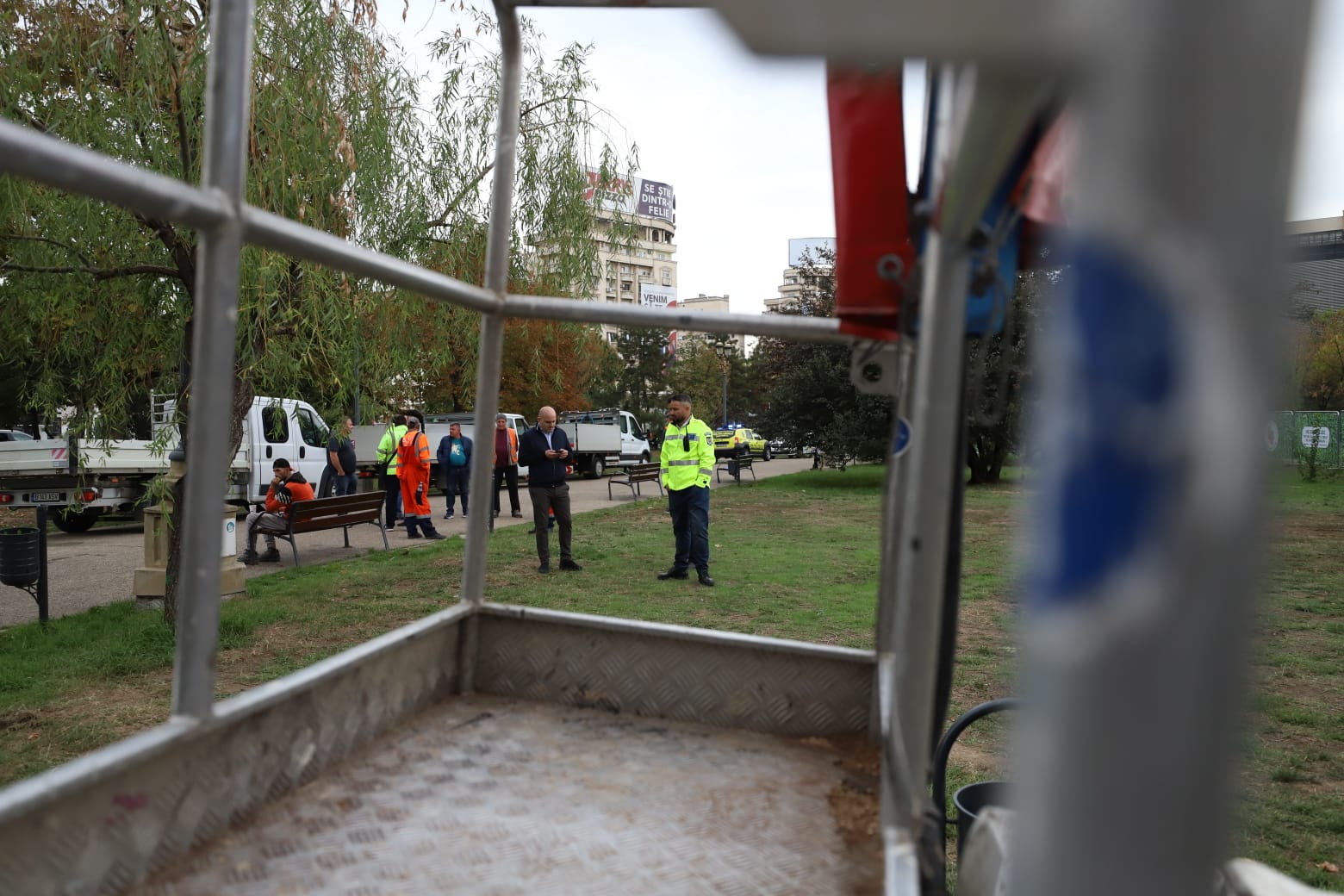 Scandal în Piața Unirii legat de lucrările la planșeu. Nicușor Dan a venit cu buldozere pentru gardurile lui Daniel Băluță. A intervenit și premierul Ciolacu