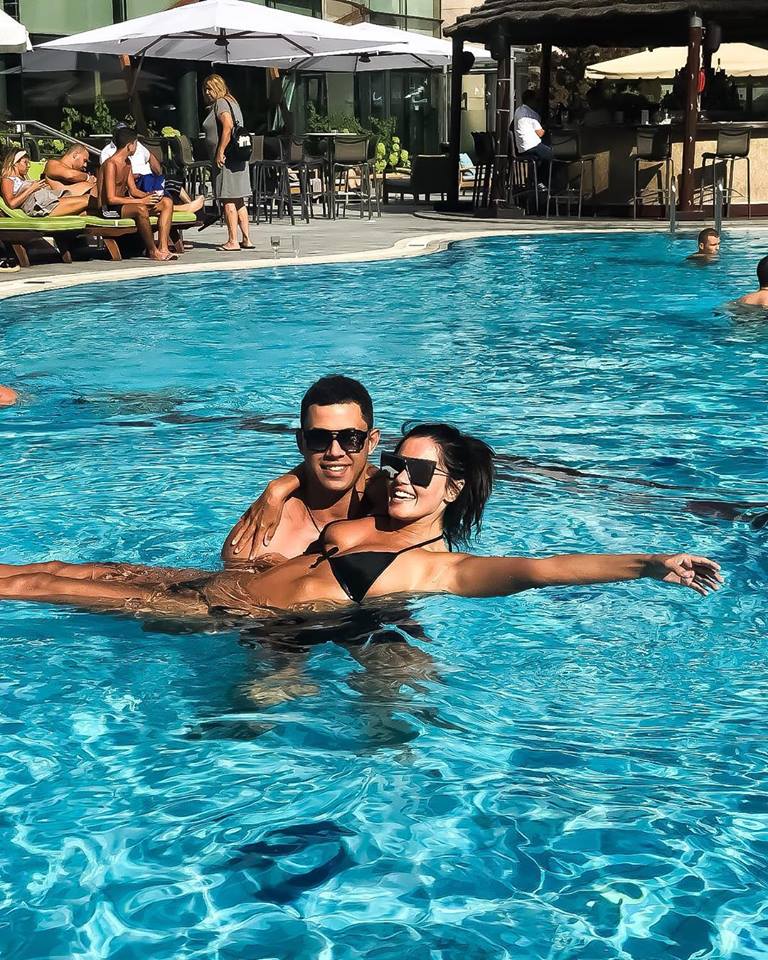 Oana Zăvoranu, distracție la piscină alături de soțul ei. Cum s-au fotografiat cei doi | FOTO