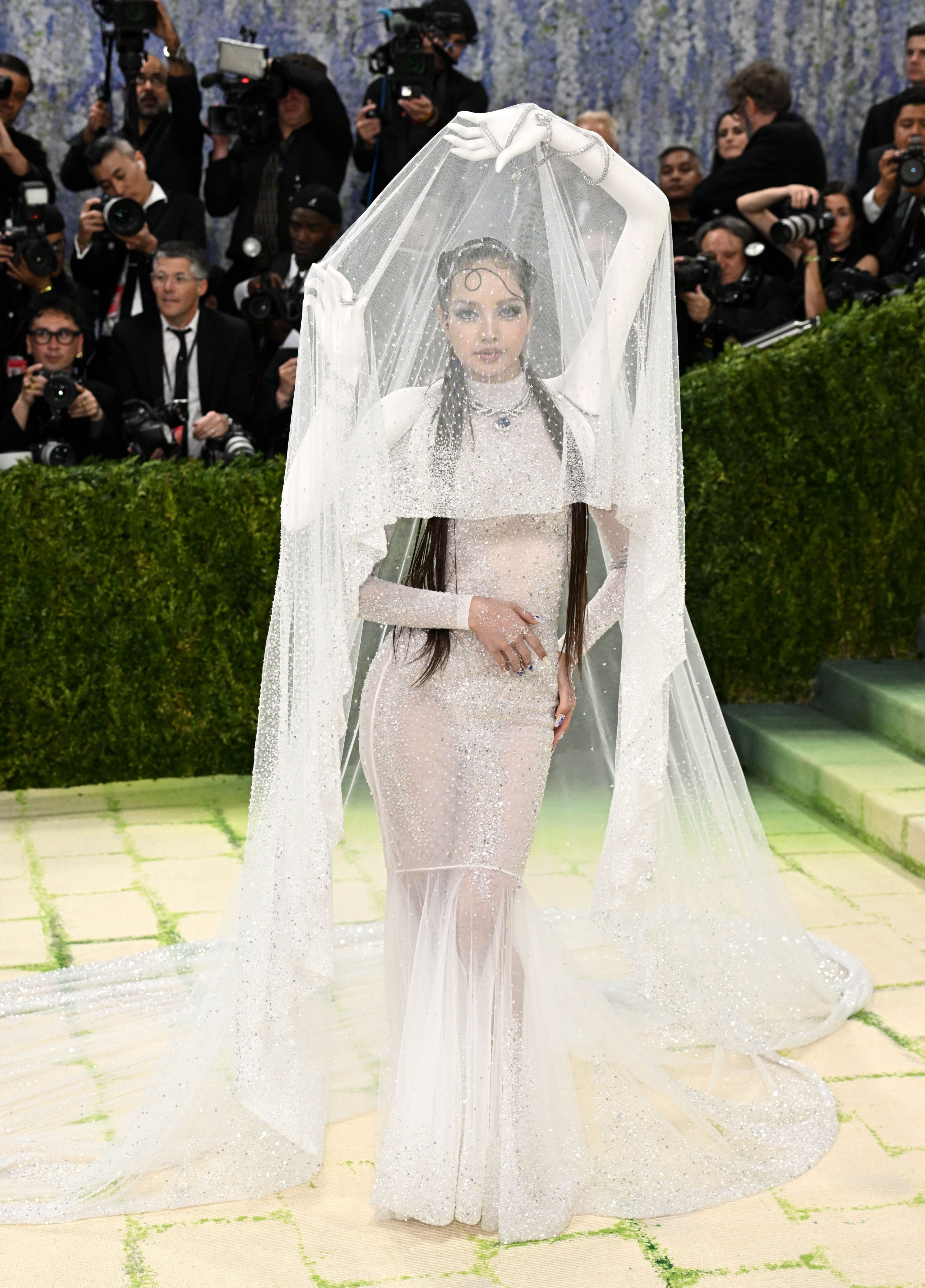 Vedete pe „covorul pietruit” la Met Gala 2026. De la rochii impresionante la alegeri controversate