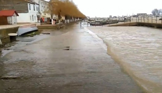 Inundații în Sulina. Dunărea s-a revărsat într-un cartier de locuințe / FOTO&VIDEO