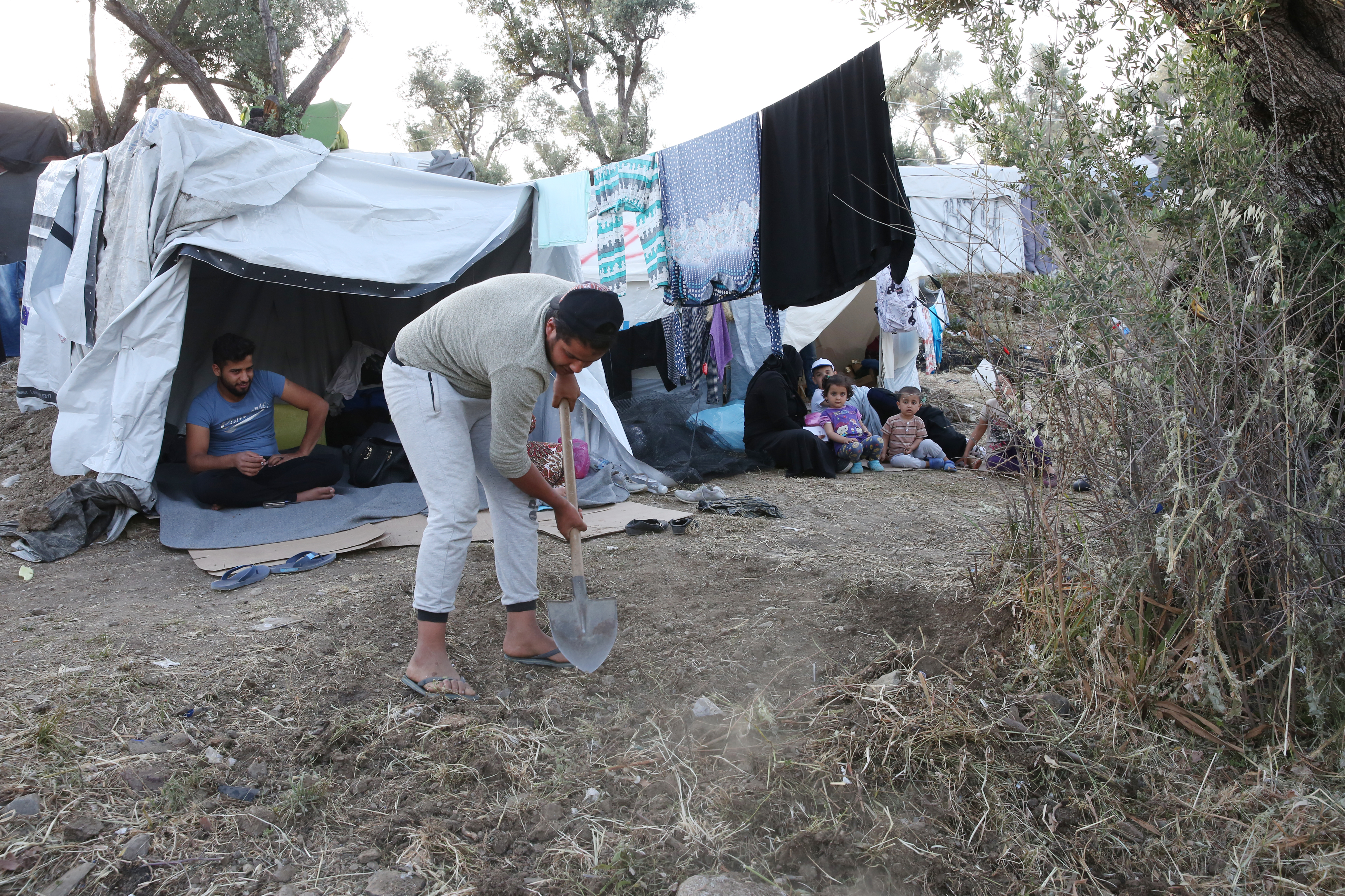 FOTO | Mai mulți copii dintr-o tabără de refugiați din Grecia au încercat să se sinucidă. Condițiile de trai sunt îngrozitoare