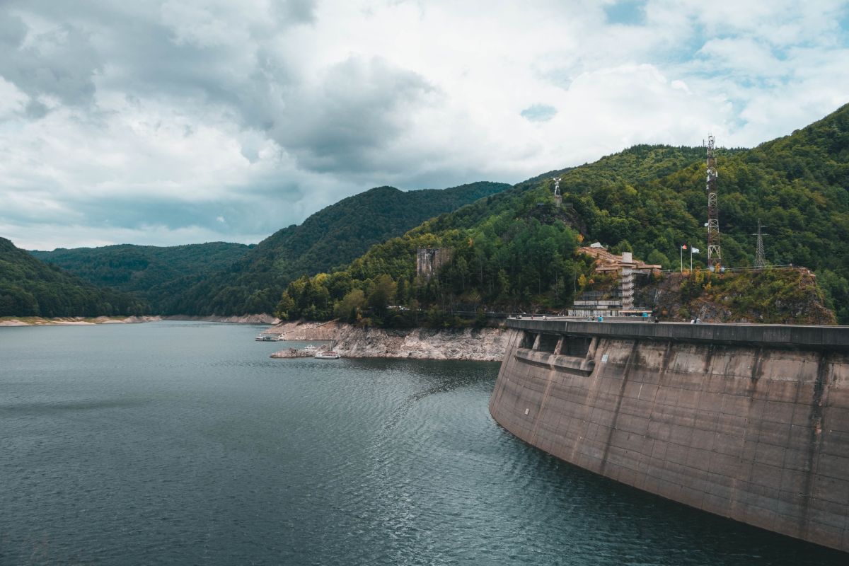 Când se reumple lacul Vidraru: a fost adus inclusiv un elicopter la baraj