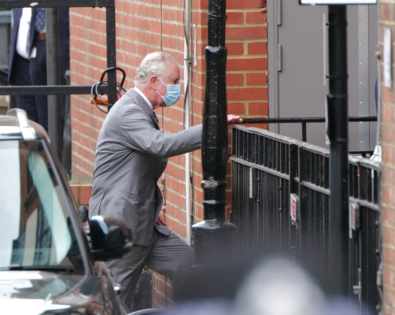 Prinţul Charles, în vizită la tatăl său, Philip, internat în spital ca ”măsură de precauție”