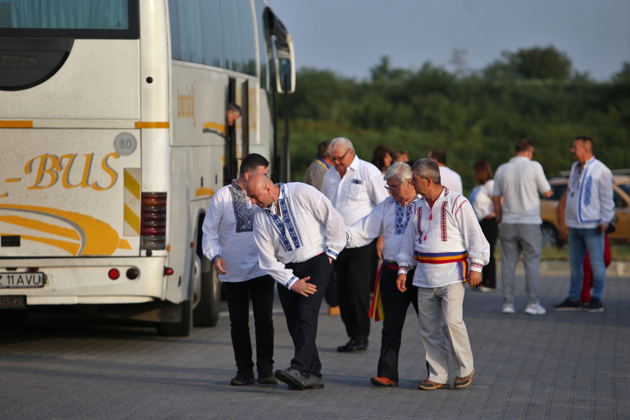 FOTO. Nunta lui George Simion, văzută de la fața locului. Câteva sute de oameni au rezistat în fața scenei, petrecerea a continuat până la 7 dimineața