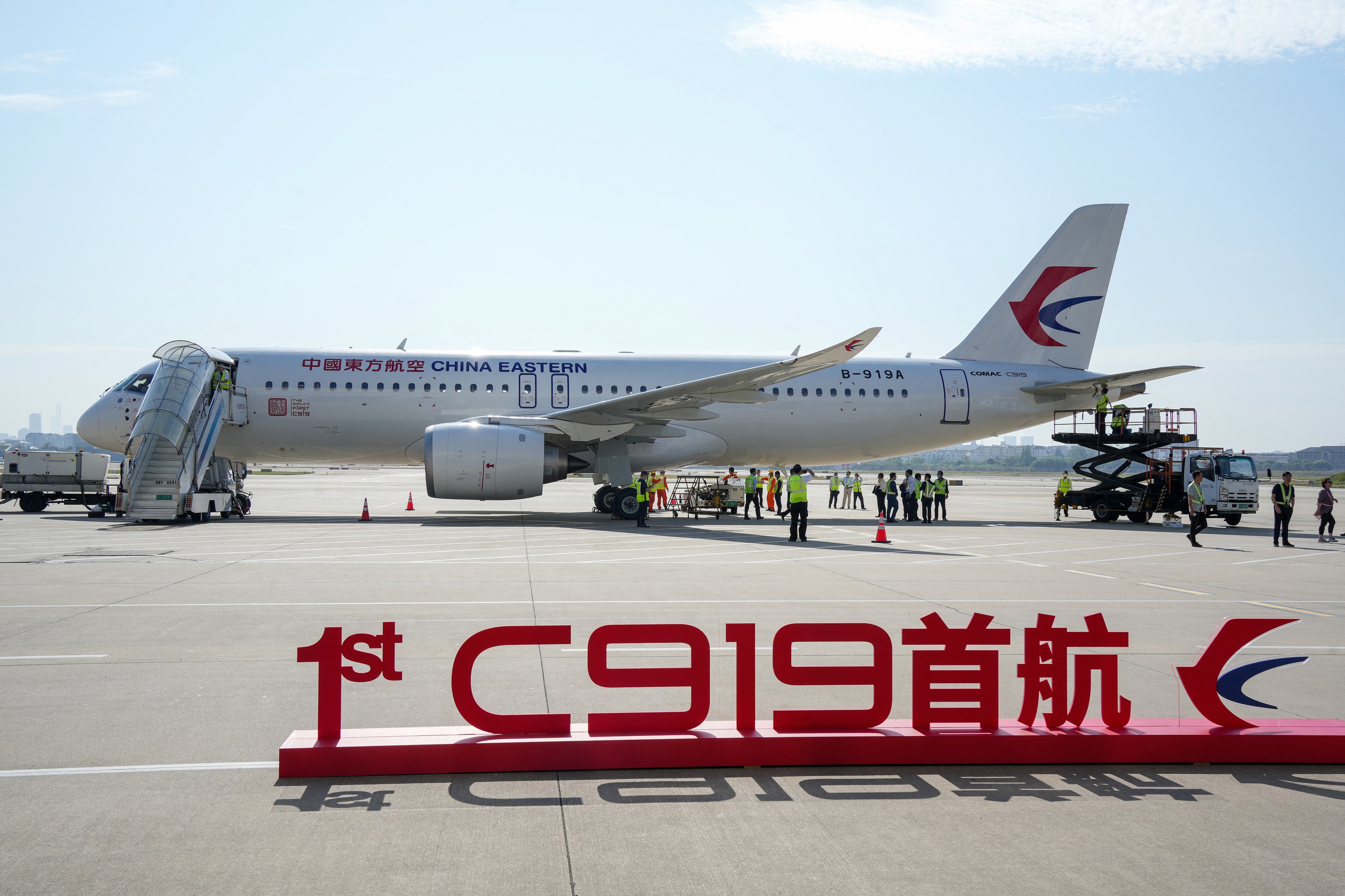 Primul avion de linie al Chinei, C919, a efectuat zborul comercial inaugural. Aeronava este menită să concureze cu modelele Boeing și Airbus