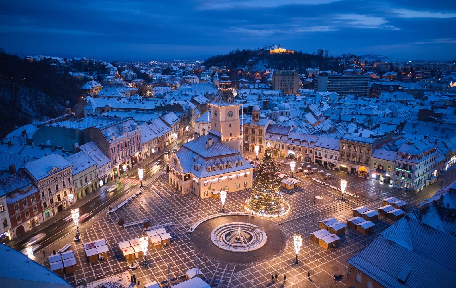 Târgul de Crăciun Brașov 2024. Căsuțe cu produse tradiționale, dar și cel mai înalt brad de Crăciun natural din România