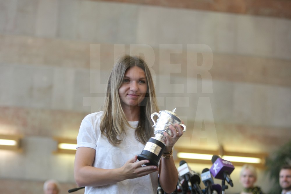 VIDEO&FOTO. Sosirea Simonei Halep în România după ce a câștigat Roland Garros 2018. Așteptată pe covorul roșu!