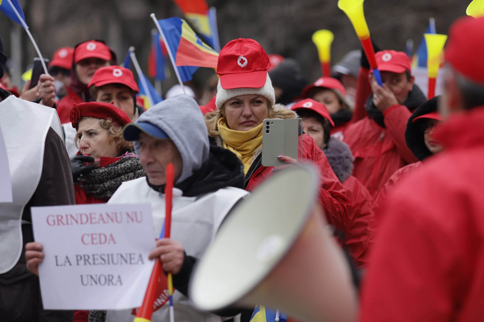 Protest Sanitas la Ministerul Transporturilor. Angajații se tem că Grindeanu va renunţa la spitalele din subordine