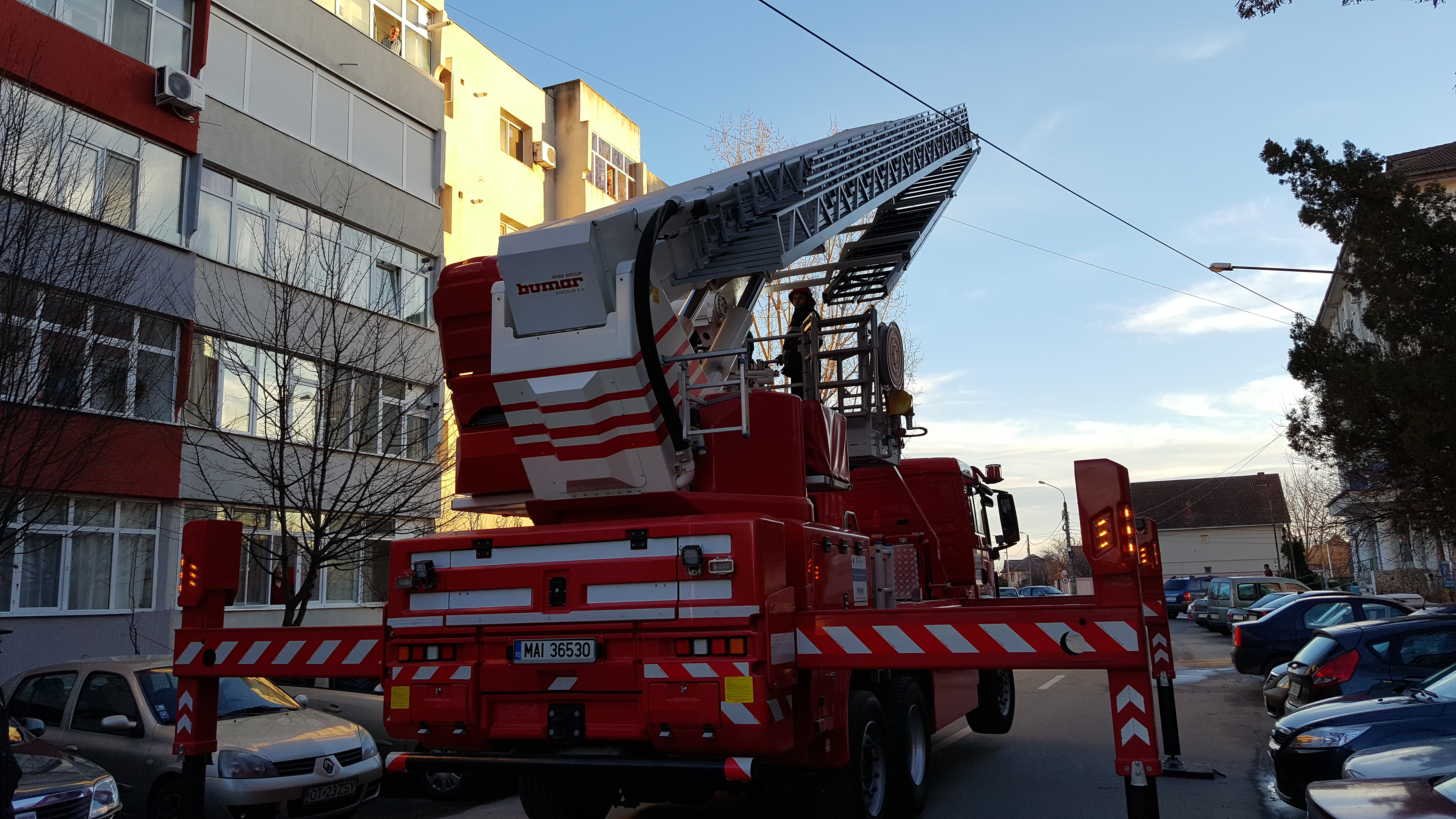Desfăşurare impresionantă de forţe pentru salvarea unei pisici! GALERIE FOTO&VIDEO