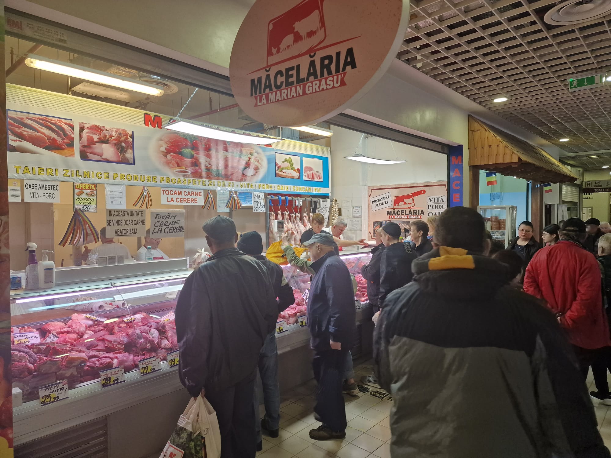 FOTO. Cât costă roșia românească în Piața Obor: bate prețul kilogramului de miel, dar există și o alternativă